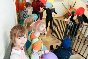 Kinder spielen mit Luftballons