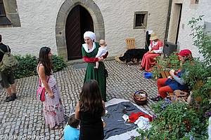 Burgbelebung auf Zwernitz: Verkleidete Schausteller zeigen das Leben im Spätmittelalter