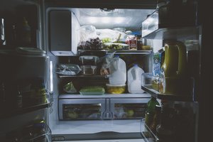 ein geöffneter voller Kühlschrank