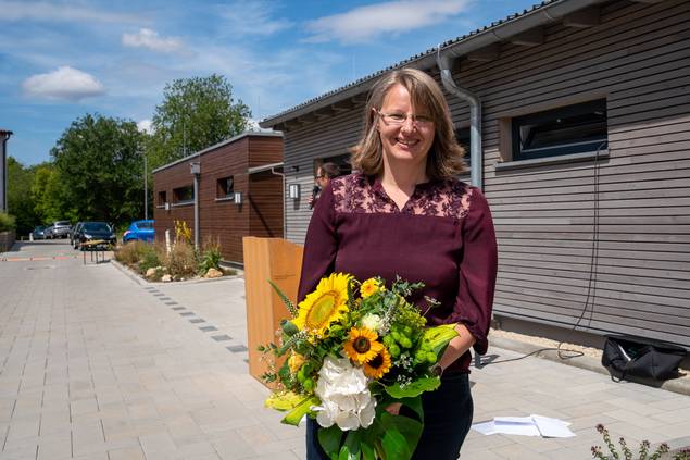 Annette Putz mit Blumenstrauß vor dem Gemeindezentrum