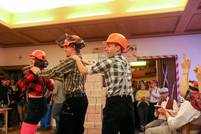 Bauarbeiter tanzen