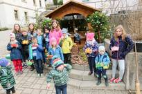 Kinder vor Hasenschule in Wonsees