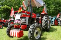 Roter, geschmückter Oldtimer-Traktor