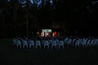 Freiluftbühne mit Publikum bei Nacht