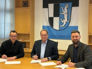 Vertragsunterzeichnung Wärmeplanung der VG Kasendorf durch die beiden ersten Bürgermeister und dem Vertreter von Bayernwerk